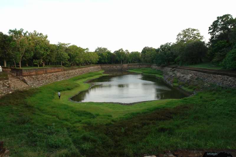 Древнее водохранилище и каменные трубопроводы Анурадхапура, Шри-Ланка (Man made rain water storage and distribution pipelines, Anuradhapura, Sri-Lanka)